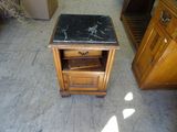 une armoire en bois avec un plateau en marbre et un tiroir