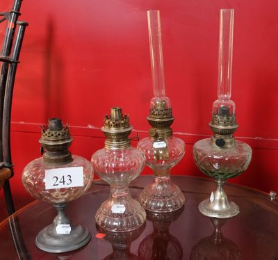de nombreux vases en verre posés sur une table en verre