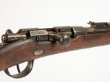 un gros plan d'un fusil sur un fond blanc avec un fond blanc