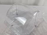une boîte en plastique transparent posée sur une table