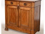 une vieille armoire en bois avec deux tiroirs et une porte