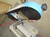 une machine posée sur une table