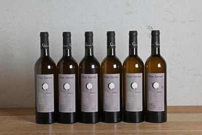 six bouteilles de vin sont alignées sur une table en bois