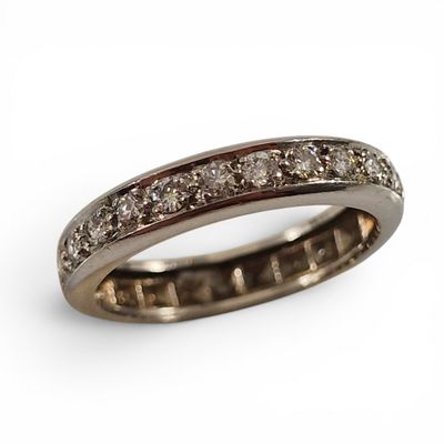 gros plan d'une bague en diamant sur fond blanc
