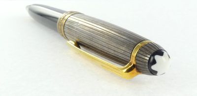 un stylo posé sur une surface blanche