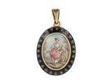 un petit pendentif noir et doré sur lequel est représentée une femme
