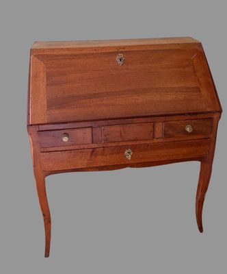 une image représentant un petit bureau avec des tiroirs et des tiroirs