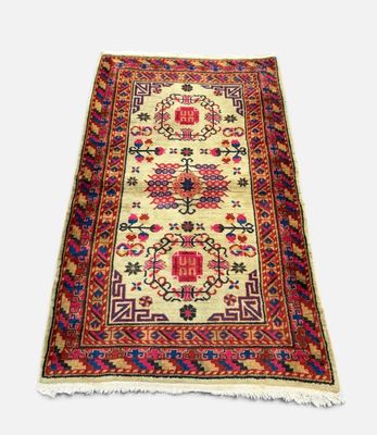 un tapis blanc orné d'un motif rouge et bleu