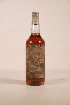 une bouteille de whisky posée sur une surface blanche