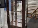 une vitrine en verre dans le coin d'une pièce