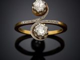 une bague bypass en or et diamants