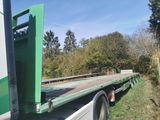 un camion à plateau, muni d'un plateau à l'arrière
