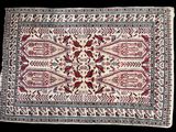 un tapis persan ancien orné d'un motif floral sur fond noir