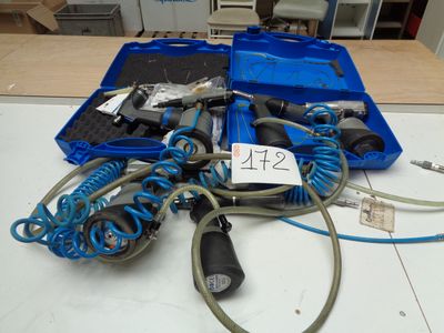 une mallette bleue contenant tout un tas de fils, posée sur une table