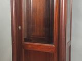 une armoire en bois munie d'une porte vitrée