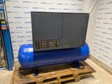 un compresseur bleu posé sur une palette dans un entrepôt