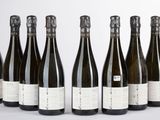 six bouteilles de vin alignées sur une table