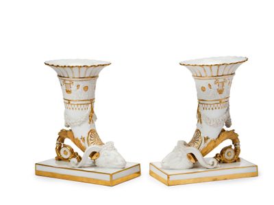 deux vases blancs ornés de motifs dorés