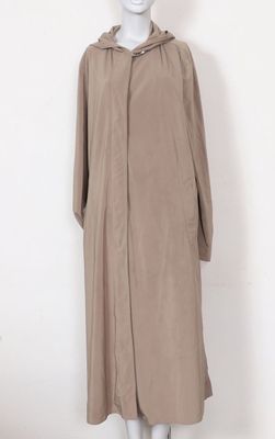 une image d'un mannequin portant un manteau marron