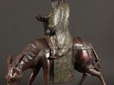 statue en bronze représentant un homme à cheval, coiffé d'un chapeau