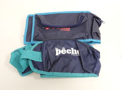 un sac bleu avec une anse bleue et un sac noir avec une anse bleue