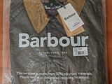un sac contenant des vêtements Barbour posé sur une table