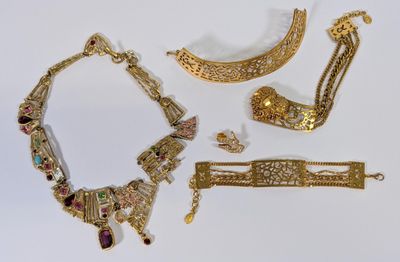trois bijoux en or, à savoir un collier, un bracelet et une broche