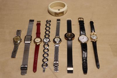 un grand nombre de montres posées sur une table