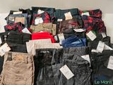 une pile de vêtements pour hommes exposée dans un magasin