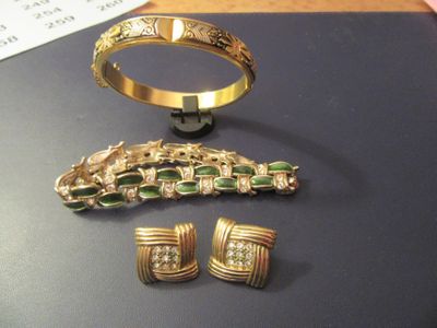 trois bijoux posés sur une table