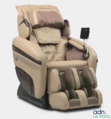 Le fauteuil de massage est équipé d'une télécommande située à l'arrière.