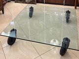 une table en verre équipée de roulettes dans un salon