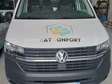une camionnette blanche garée dans un garage