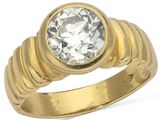 Gros plan sur une bague en or ornée d'un diamant