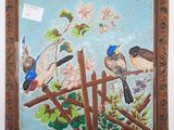 une photo d'un tableau représentant des oiseaux, accroché au mur