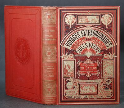 la couverture et le dos d'un livre rouge aux bords dorés