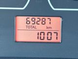 un gros plan du compteur de vitesse sur le tableau de bord d'une voiture