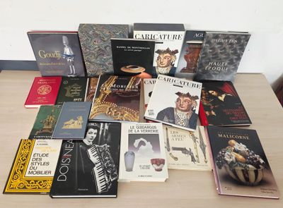 plusieurs livres posés ensemble sur une table
