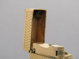 une petite boîte contenant un briquet