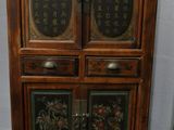 une commode en bois à quatre tiroirs, surmontée d'une horloge