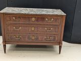 commode ancienne avec dessus en marbre et poignées en laiton