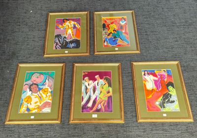 quatre tableaux encadrés représentant des femmes, de différentes couleurs et tailles, posés sur un tapis