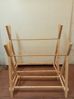 une étagère en bois posée à même le sol
