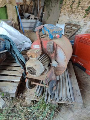 a pile of junk sitting on a pallet in a yard