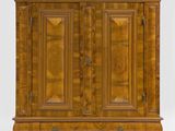un meuble ancien en bois avec deux portes et deux tiroirs