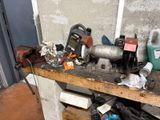 un établi avec des outils dans un garage