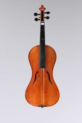 un vieux violon suspendu au plafond