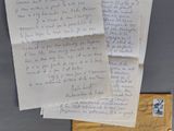 Plusieurs lettres et enveloppes sont posées sur le réfrigérateur.