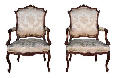 paire de fauteuils en bois sculpté de style Louis XV
