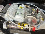 une caisse remplie de bouteilles et d'autres objets à l'arrière d'une voiture